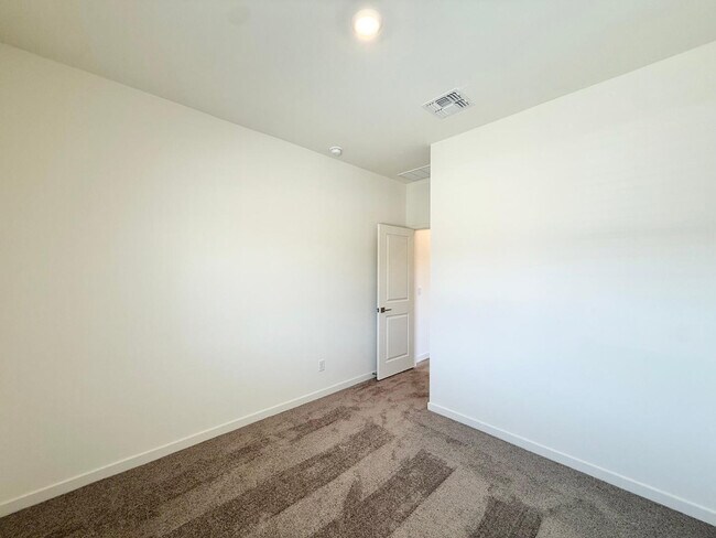 Building Photo - 634 W Red Hawk Ct
