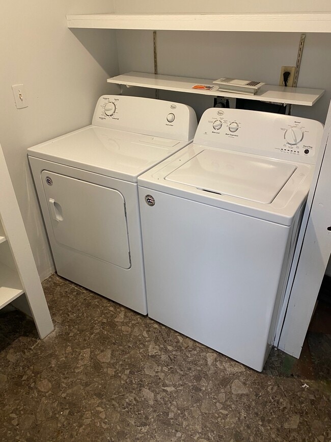 Building Photo - 849 Center Ln