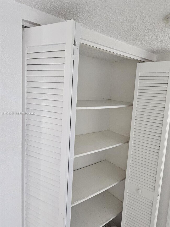 Building Photo - 10000 NW 80th Ct