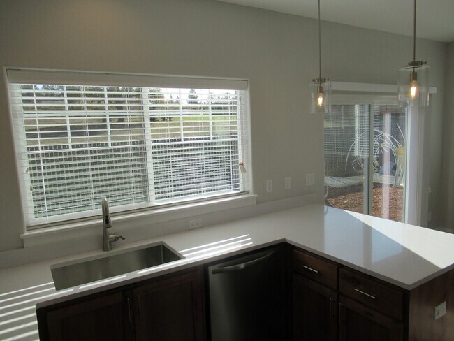 Building Photo - Large Duplex in South Salem!