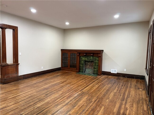 Building Photo - 483 Alexander St