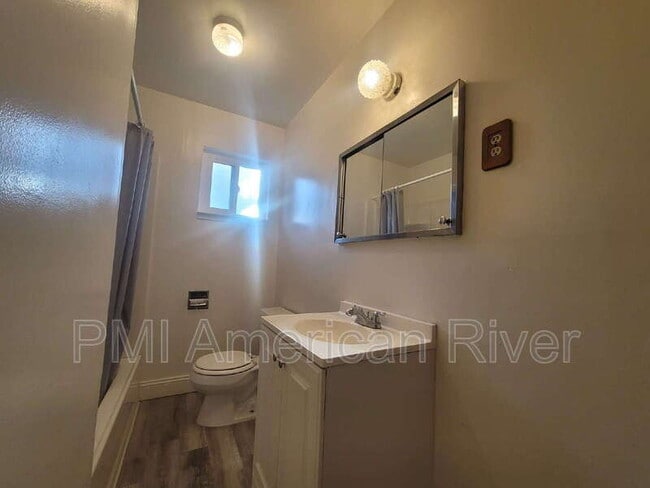 Building Photo - 625 Elizabeth St