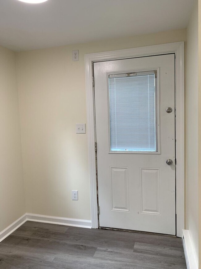 Building Photo - Newly renovated 4 bed/2.5 bath single fami...