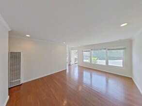 Building Photo - Charming 2BR Duplex Near SB Bowl w/ 1 car ...