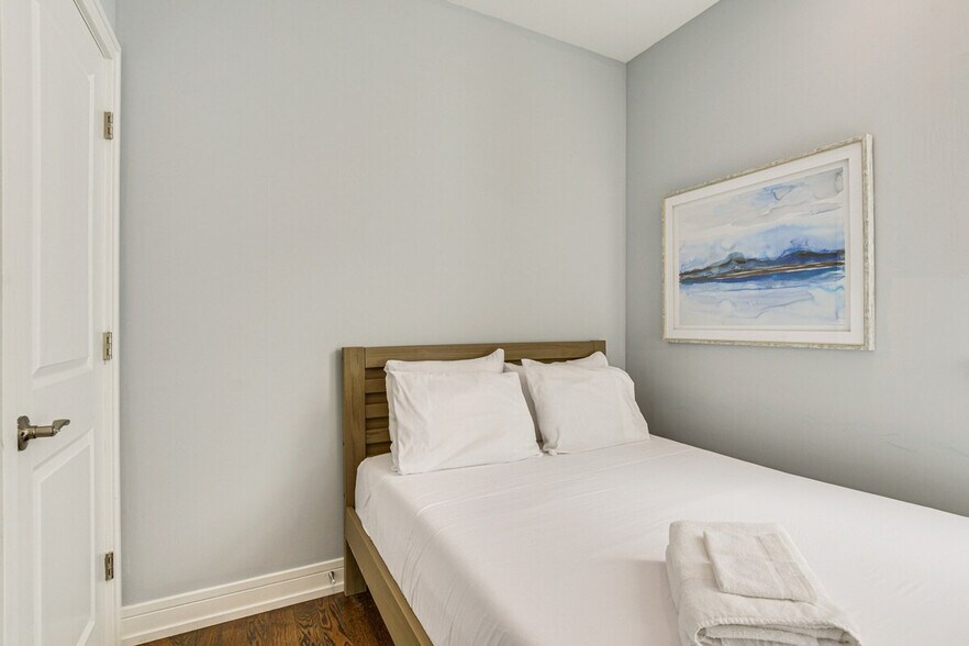 Building Photo - 2113 W Armitage Ave