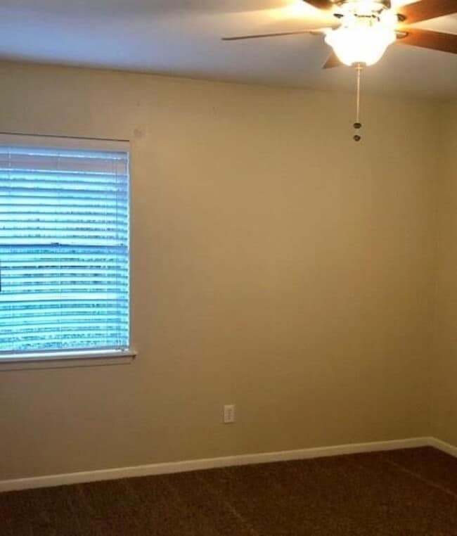 Building Photo - 3 Bedroom Mid-Century Rental