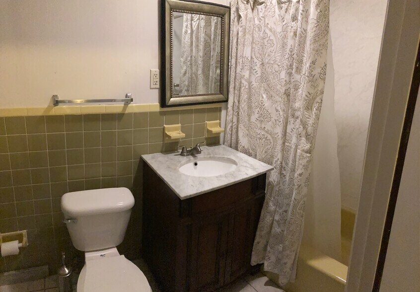 Building Photo - 110 Grovers Ave