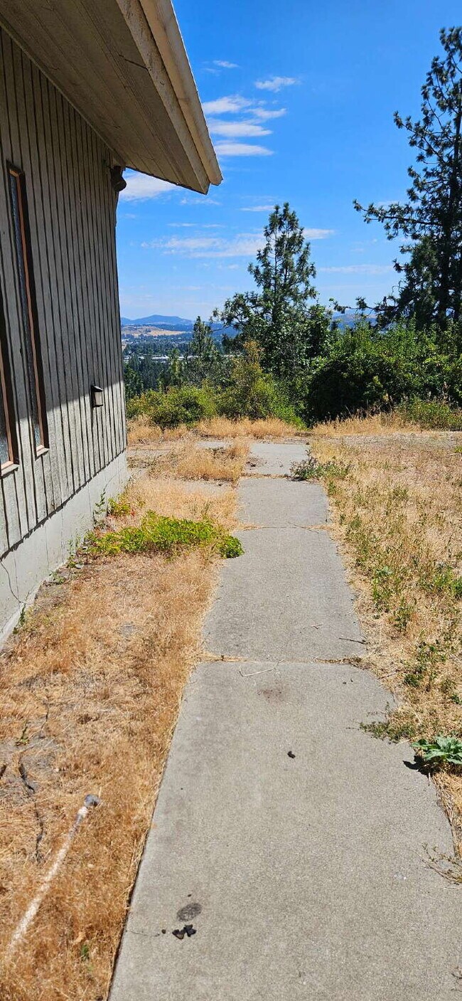 Building Photo - 2 Bed 1 Bath Daylight Basement property. P...