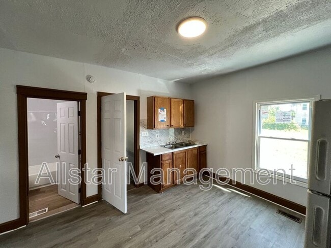 Building Photo - 3611 E 116th St
