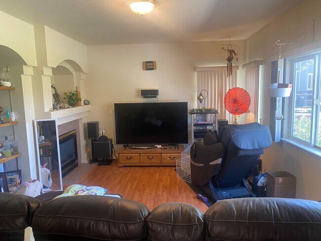 Building Photo - Gorgeous, High-End, Longmont home!