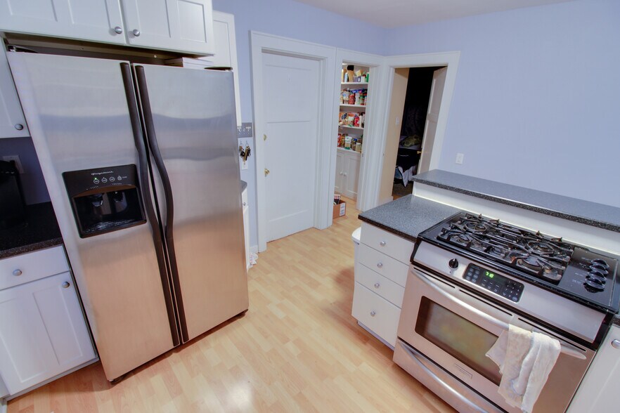 Stainless Appliances - 1621 N Astor St