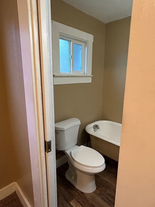 Building Photo - 4 bedroom 2 bath next to Chico State.