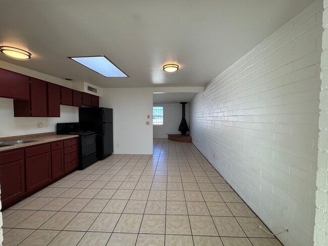 Building Photo - 2Bdm 1 Bath, Washer/Dryer Hookups, Will no last long!