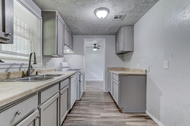Building Photo - Newly Renovated  4 bedroom 1 bath