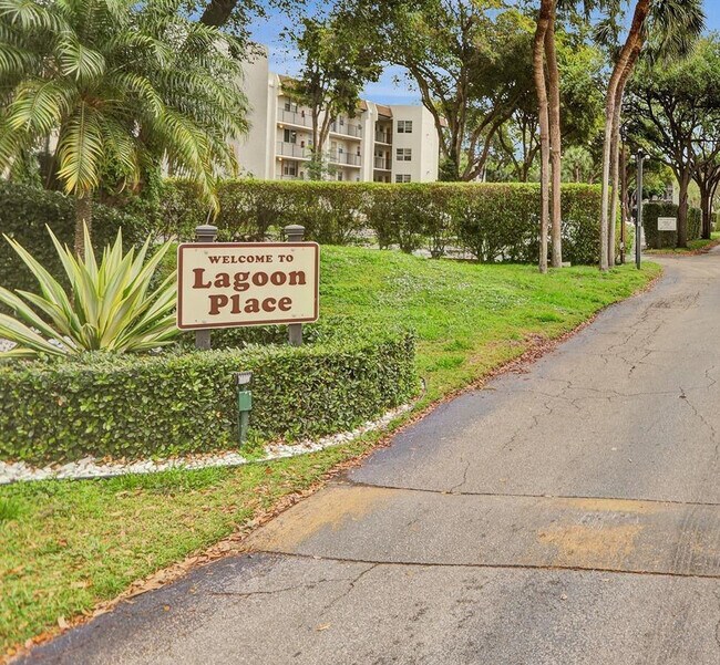 Building Photo - 9230 Lagoon Pl