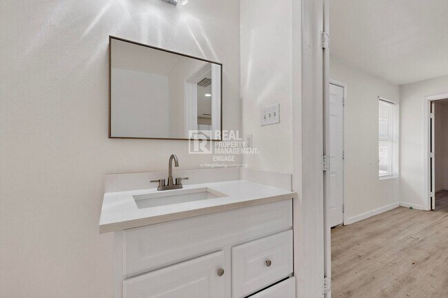 Building Photo - 631 W Baker St