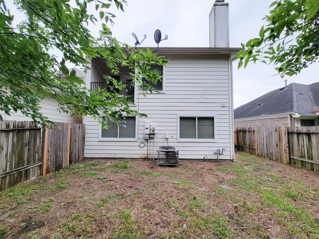 Building Photo - NICE 3 BEDROOM 2.5 BATH HOME. GREAT LOCATI...