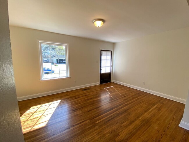 Building Photo - 3 bed, 2 bath in High Point Terrace with g...