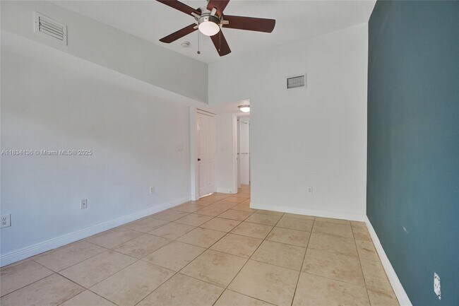 Building Photo - 6235 SW 47th Manor