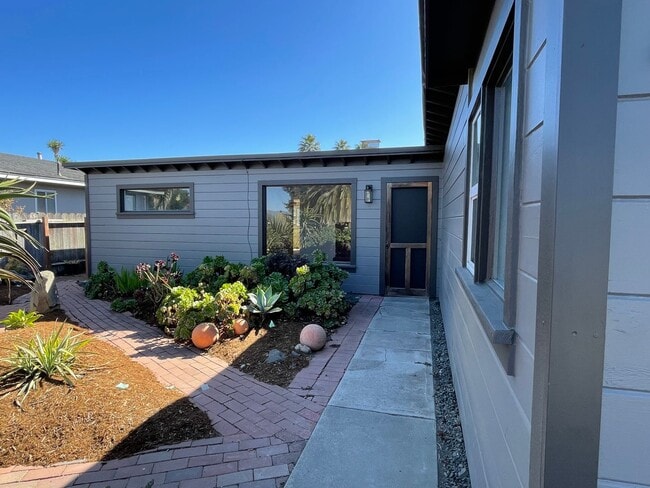 Building Photo - 489 Manzanita Dr