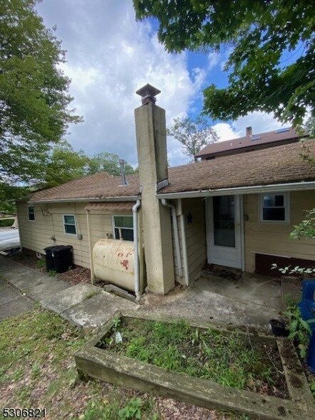 Building Photo - 354 Maxim Dr