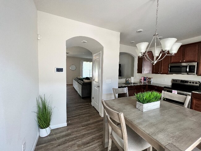 Building Photo - 605 Sweet Bonnie Ln