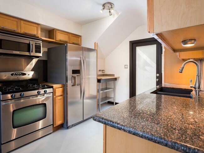 Building Photo - Private 3+2 Single Family Home on the Marina Del Rey/Mar Vista Border!!!