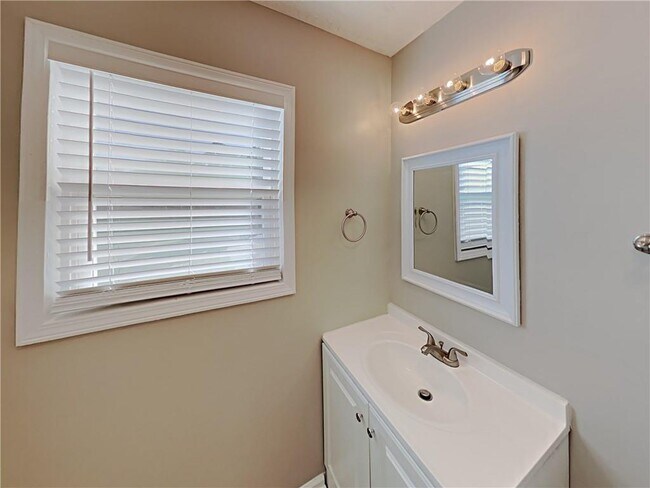 Building Photo - 411 River Point Dr