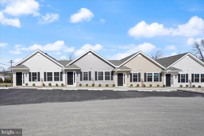 Building Photo - 552 Creek Rd