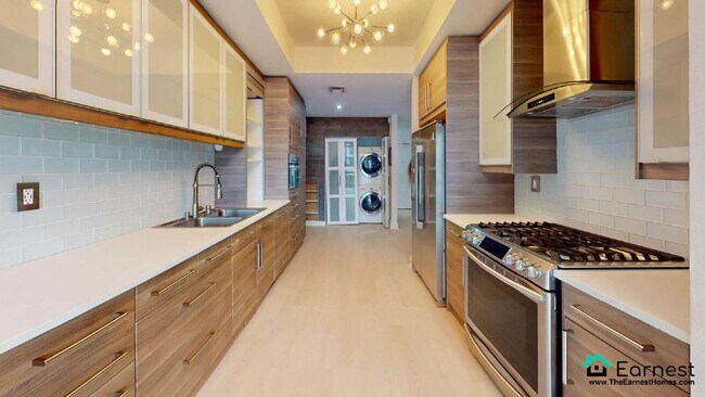 Building Photo - Spacious 2-Bedroom Upper-Level Condo in Pr...