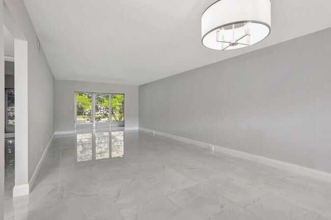 Building Photo - 2202 Lucaya Bend