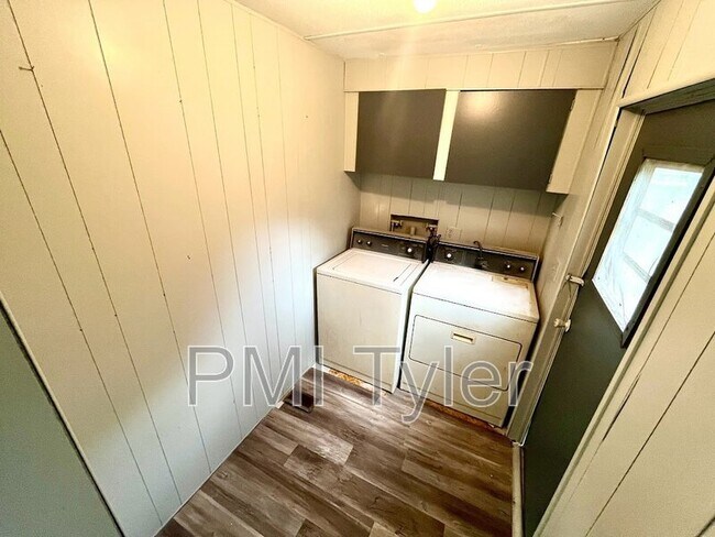 Building Photo - 9049 County Rd 427