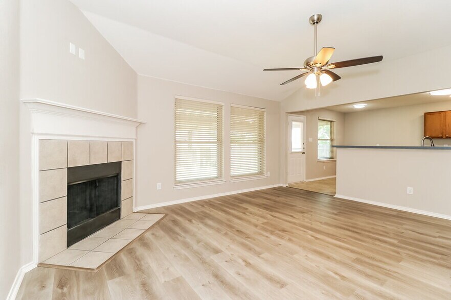 Building Photo - 726 Victoria Dr