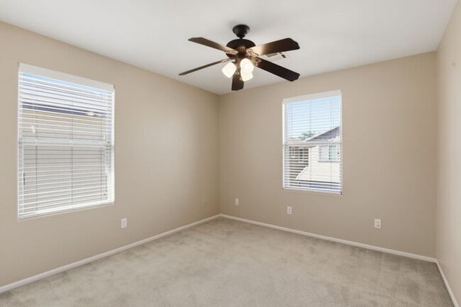 Building Photo - 981 S Deerfield Ln