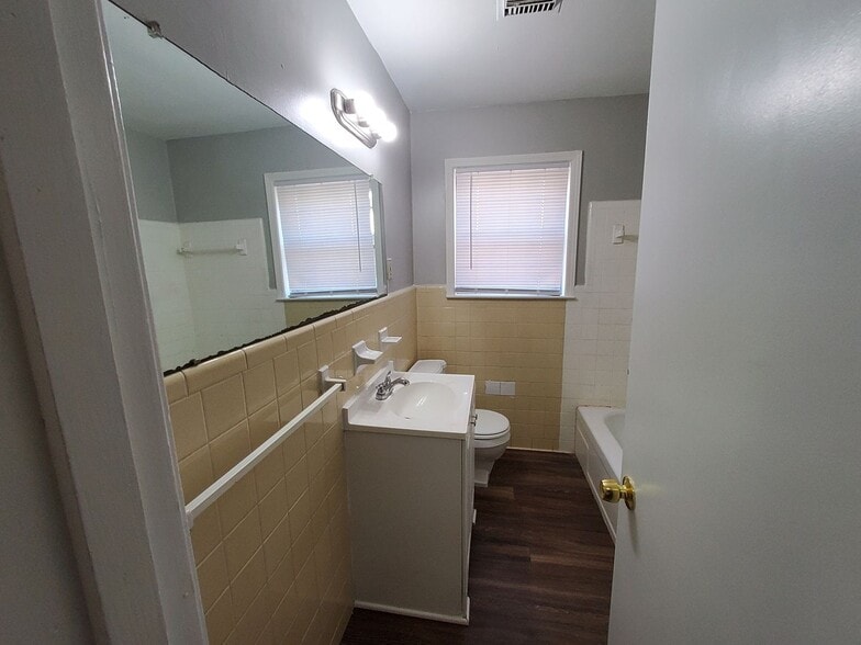 Building Photo - 3985 Bertram Cove