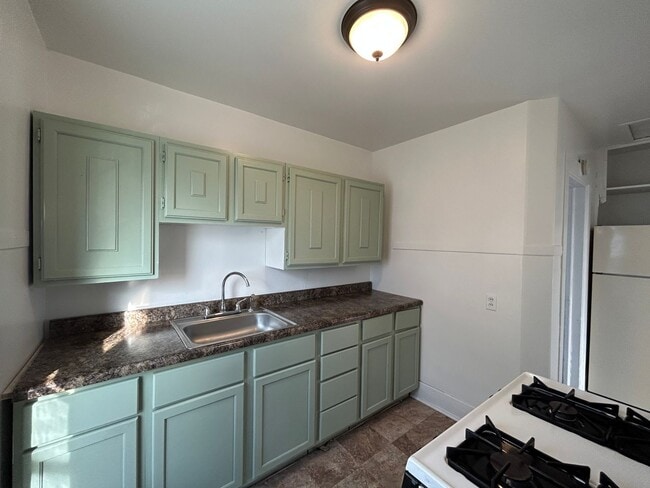 Building Photo - ET1608 E 12th St