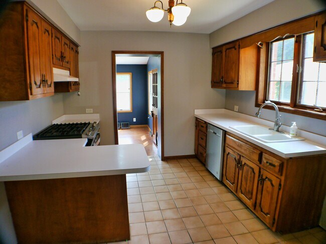 Building Photo - 9337 S Richmond Ave