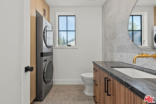 Building Photo - 5538 Tova Dr