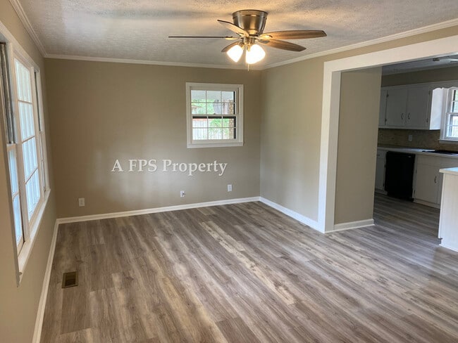 Building Photo - 194 Clairmount Dr SE