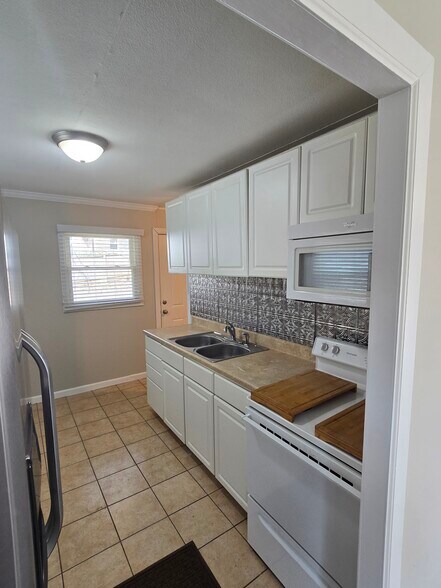 Building Photo - 1820 Mayfield Ave