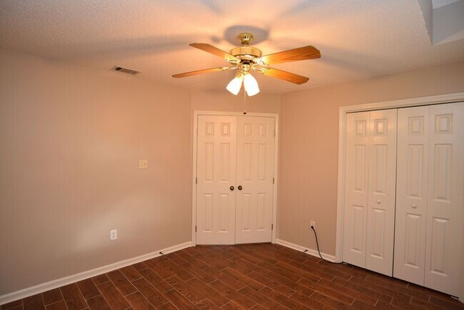 Building Photo - Wilmington Island Gem!