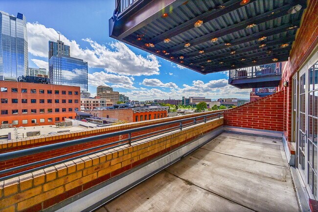 Building Photo - $2,595.00, 1 bed, 1.5. bath located in Denver