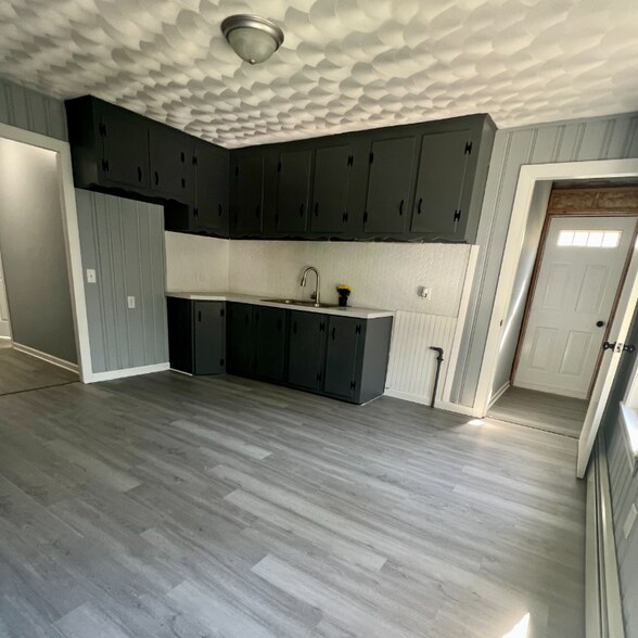 Building Photo - 74 Oak St