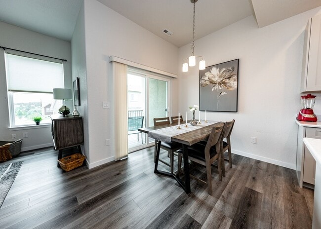 Building Photo - Fully Furnished 3 Bedroom 2.5 Bath Luxury Townhome by Garden of the Gods