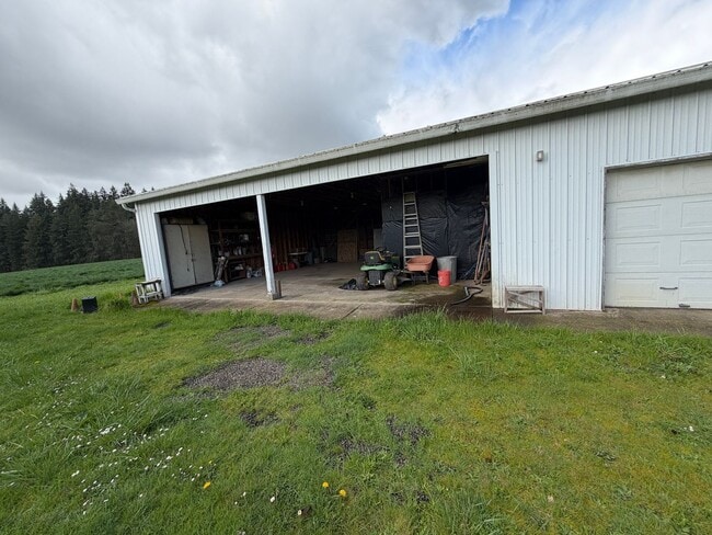 Building Photo - Large home on rural property in Carlton
