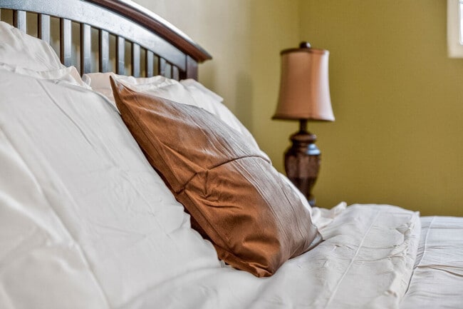 Building Photo - 1961 Creek Bank Dr