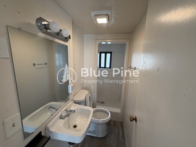 Building Photo - 458 H St
