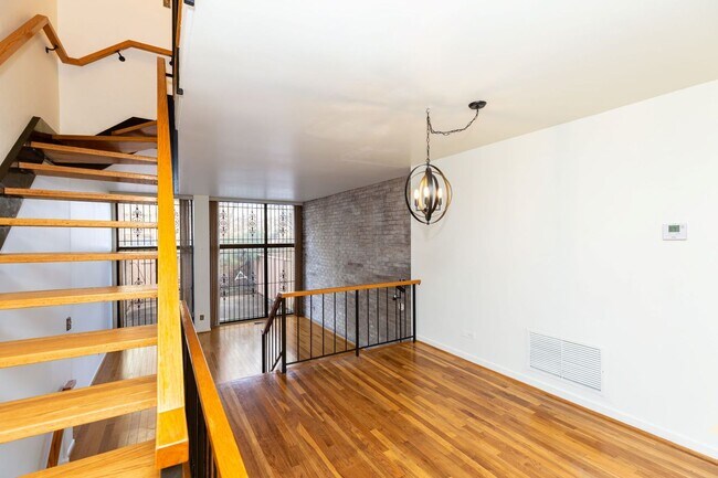 Building Photo - Large SW DC Townhome with Parking