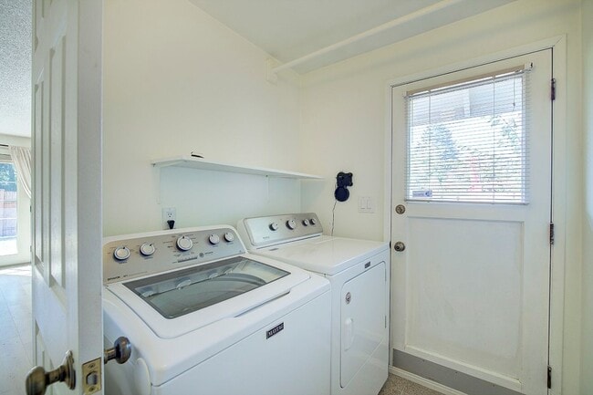 Building Photo - 3bd/1.5ba Bellevue Home