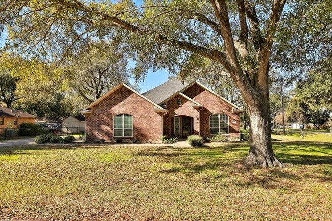 Building Photo - 2215 Penick Rd